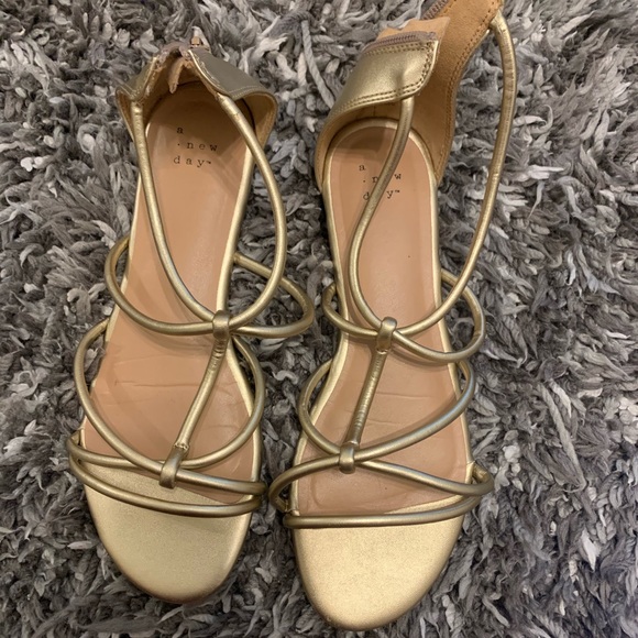 Gold sandals - Picture 1 of 3